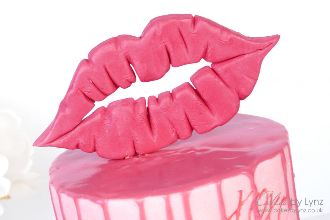 XOXO valentines kiss cake topper tutorial - kiss emoji